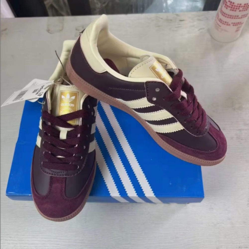 Samba OG in Maroon/Cream/Metallic Gold Women's Size US 8,5